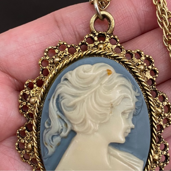 Vintage Unsigned Blue Cameo Pendant Necklace - Picture 13 of 15